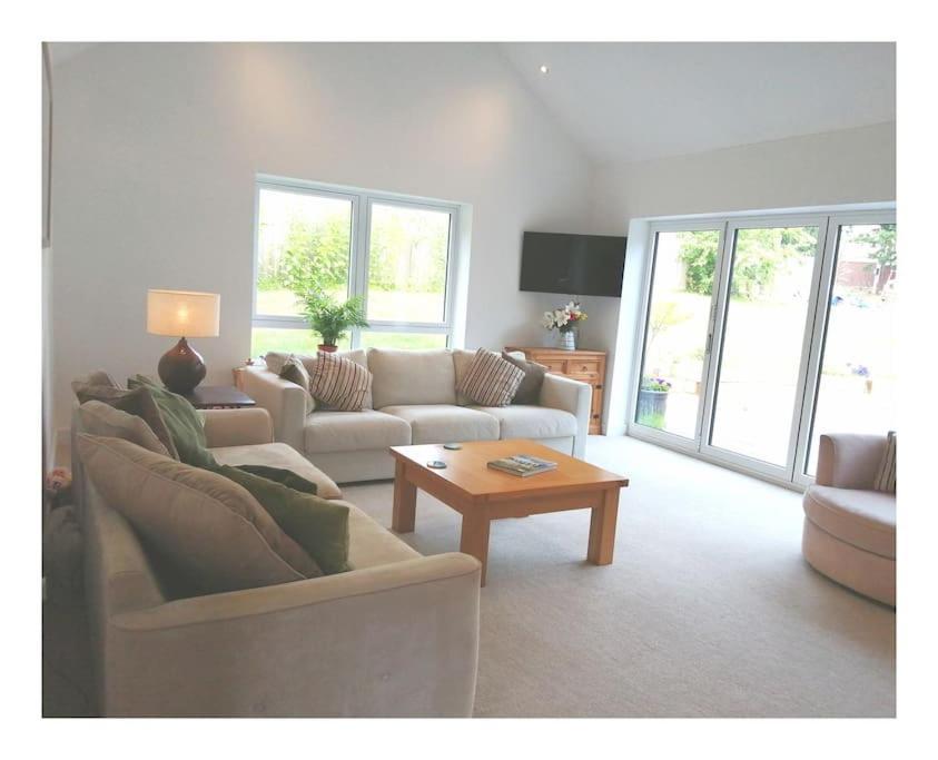 The Highlands - 5 Bed 5 Bath - Huge Sociable House Villa Exning Exterior photo